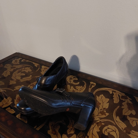 Clark's bootie,shoe - Picture 2 of 2